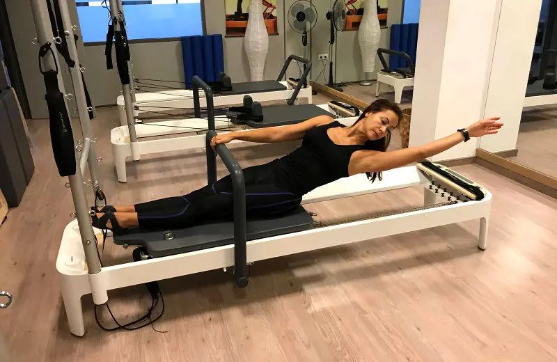 Mariana González haciendo un ejercicio de Pilates en máquina.