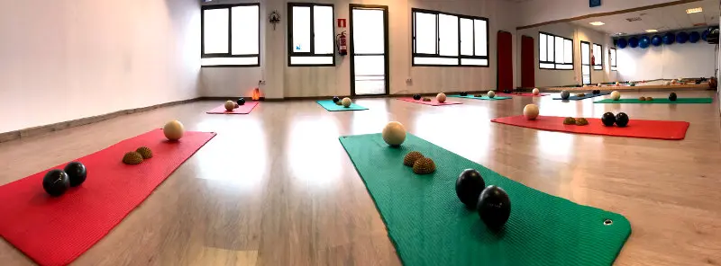 Sala de Pilates Armonía Studio preparada para la clase de body rolling.