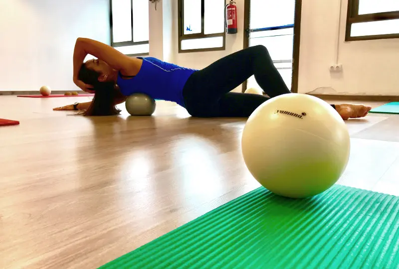 Mariana González practicando body rolling en Pilates Armonía Studio.