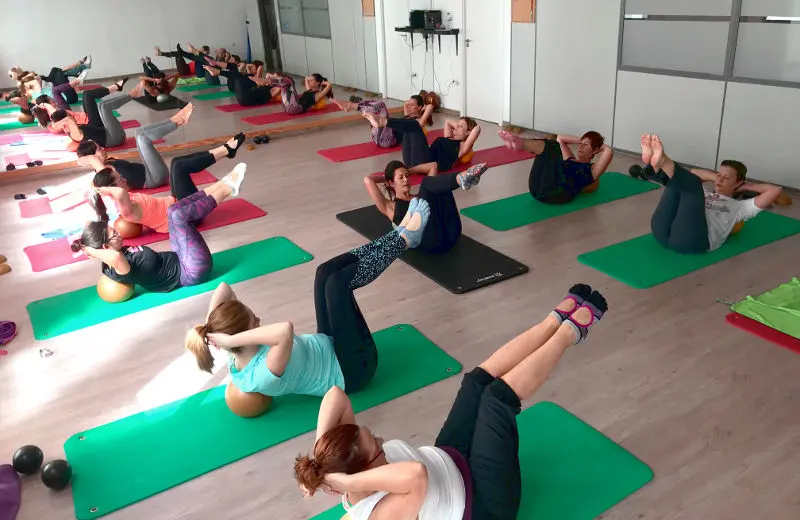 Mariana González practicando body rolling en Pilates Armonía Studio.