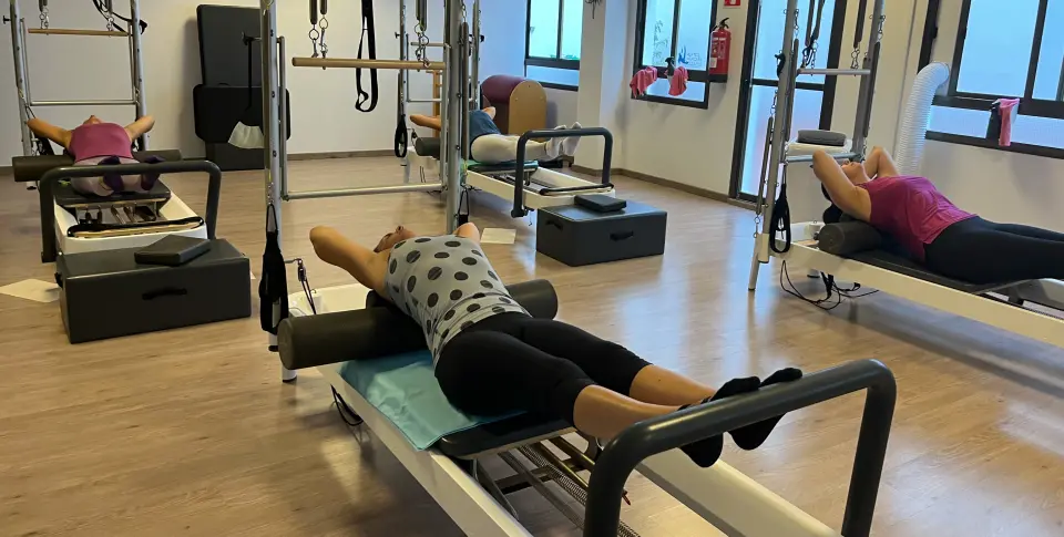 Grupo practicando Pilates en Máquinas