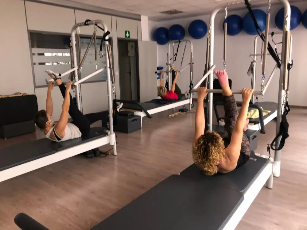 Pilates en máquinas con 3 personas más... un lujo a tu alcance!!.