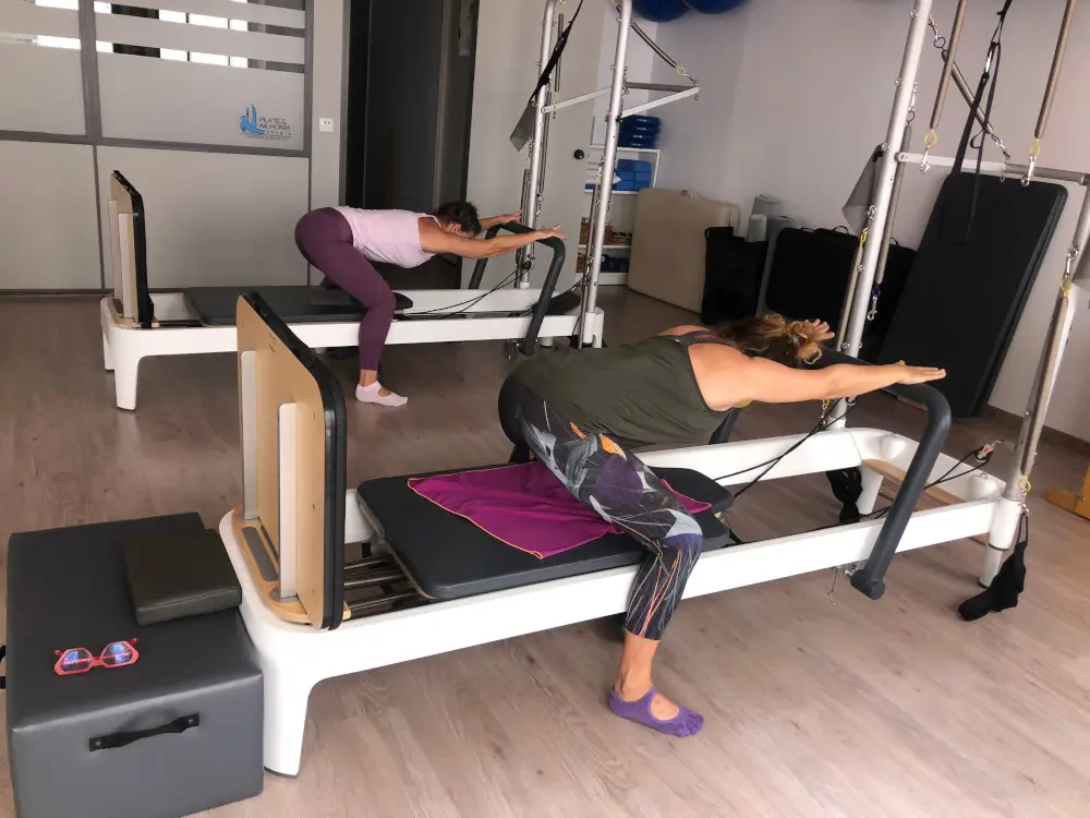 Practica Pilates en máquinas con tus amigos o amigas.